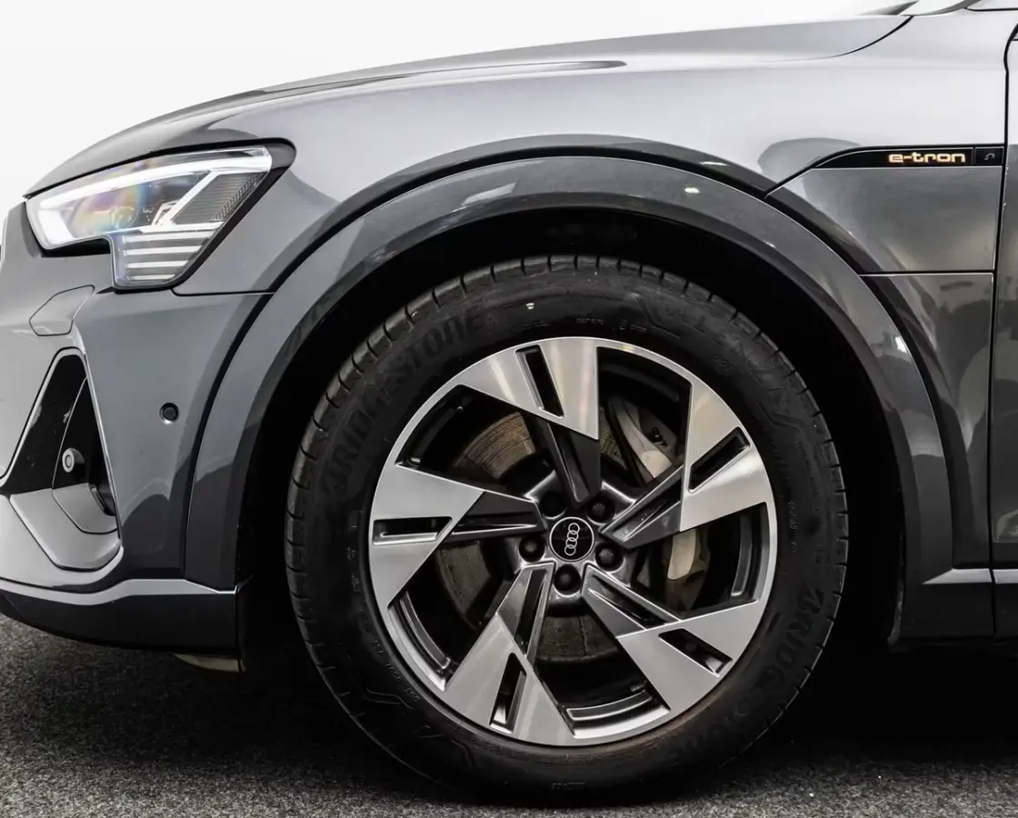 55 Quattro S-LINE 95 kWh (300kW/408pk) ** S-LINE, LEDER, ACC, HuD, PANORAMA, 20-inch LMV, ** 1e EIG - UNFALLFREI ** ** INFORMEER OOK NAAR ONZE AANTREKKELIJKE FINANCIAL-LEASE TARIEVEN **