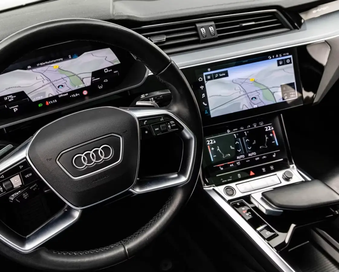 55 Quattro S-LINE 95 kWh (300kW/408pk) ** S-LINE, LEDER, ACC, HuD, PANORAMA, 20-inch LMV, ** 1e EIG - UNFALLFREI ** ** INFORMEER OOK NAAR ONZE AANTREKKELIJKE FINANCIAL-LEASE TARIEVEN **