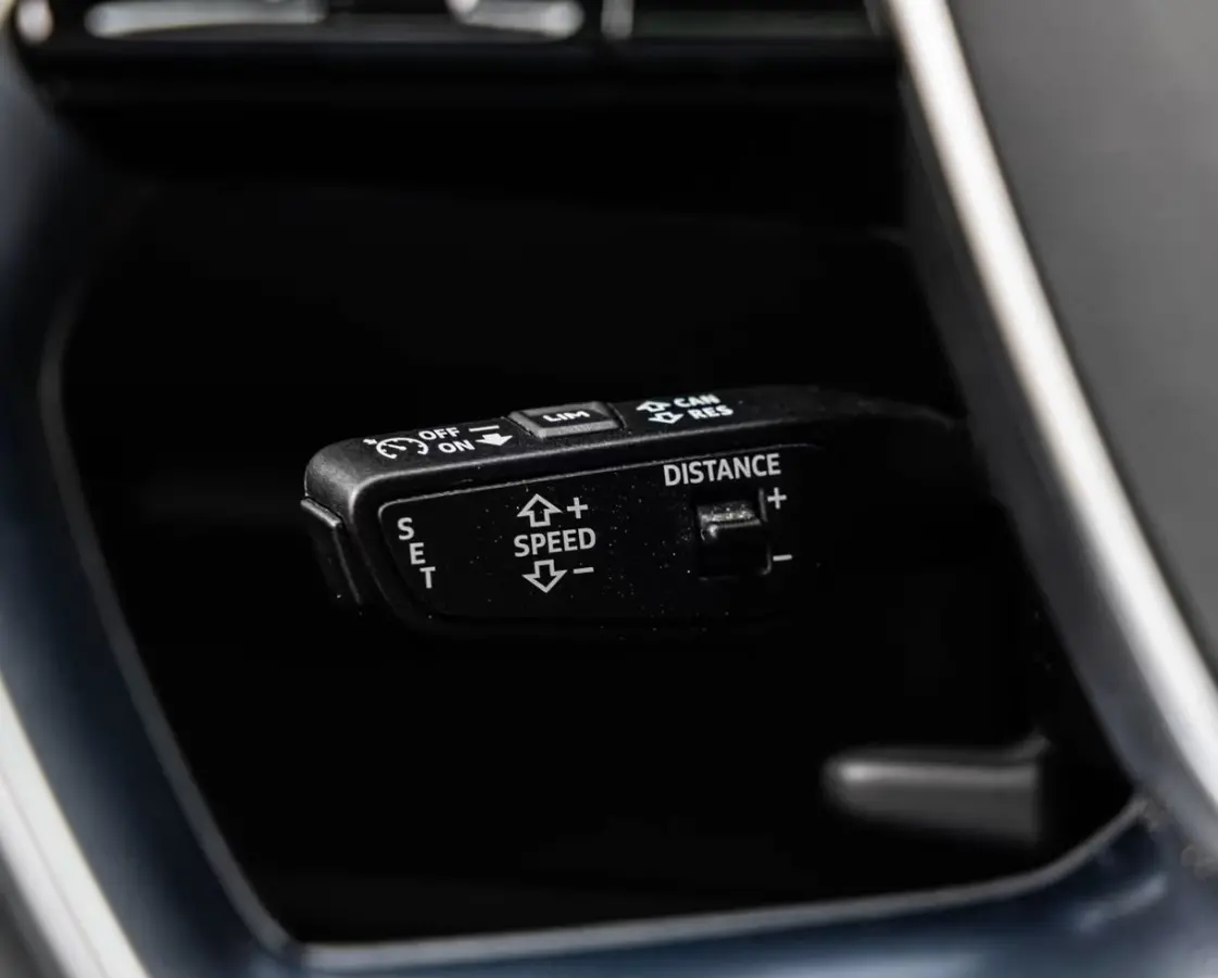 55 Quattro S-LINE 95 kWh (300kW/408pk) ** S-LINE, LEDER, ACC, HuD, PANORAMA, 20-inch LMV, ** 1e EIG - UNFALLFREI ** ** INFORMEER OOK NAAR ONZE AANTREKKELIJKE FINANCIAL-LEASE TARIEVEN **