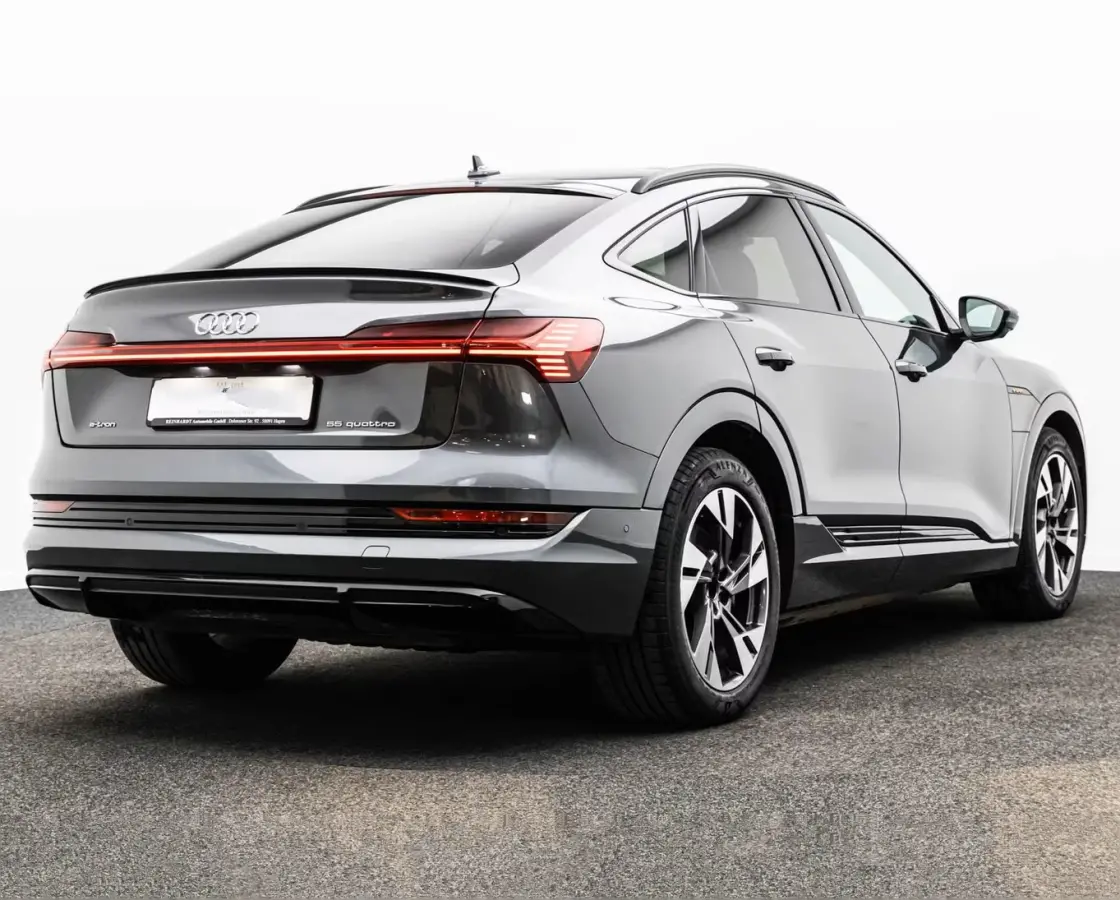55 Quattro S-LINE 95 kWh (300kW/408pk) ** S-LINE, LEDER, ACC, HuD, PANORAMA, 20-inch LMV, ** 1e EIG - UNFALLFREI ** ** INFORMEER OOK NAAR ONZE AANTREKKELIJKE FINANCIAL-LEASE TARIEVEN **