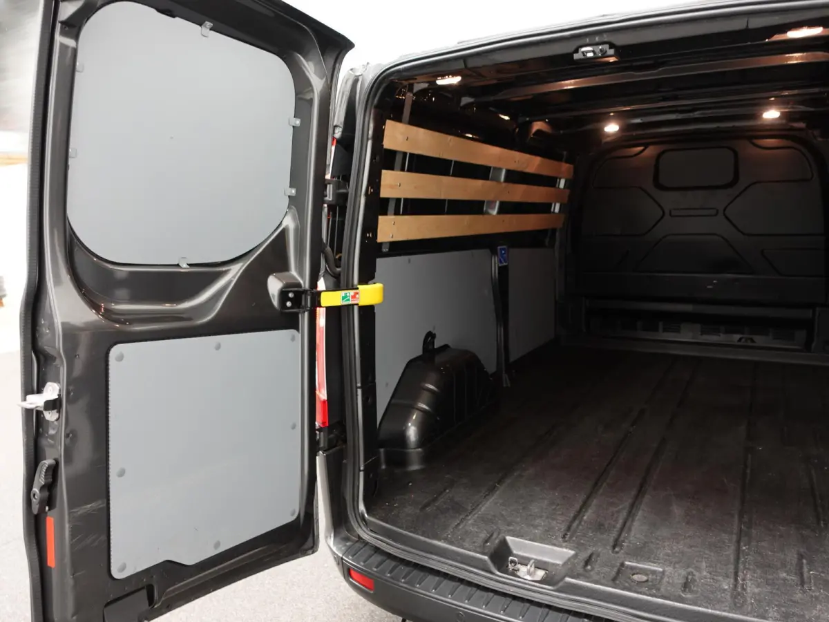 300 2.0 TDCI 130pk L2H1 Trend Automaat Airco Navigatie Cruisecontrol Camera Parkeersensoren Trekhaak Betimmering