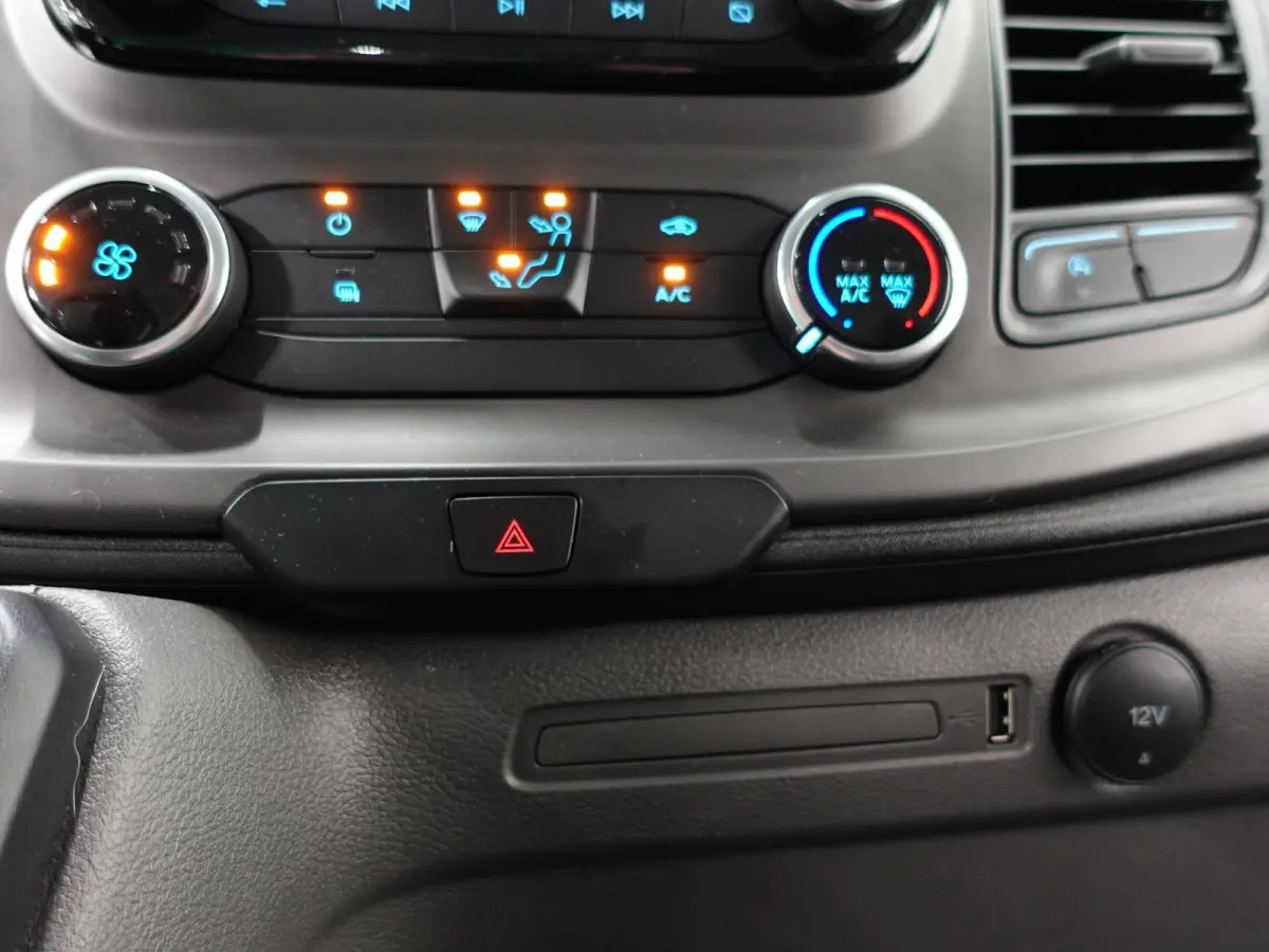 300 2.0 TDCI 130pk L2H1 Trend Automaat Airco Navigatie Cruisecontrol Camera Parkeersensoren Trekhaak Betimmering