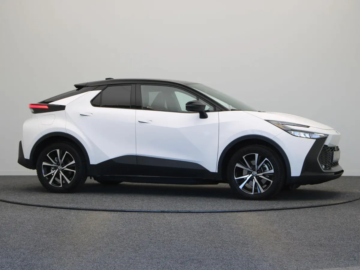2.0 Plug-in Hybrid 220 First Edition | Stoel- en stuurwielverwarming | Voorruitverwarming | Keyless Entry | All Season Banden |