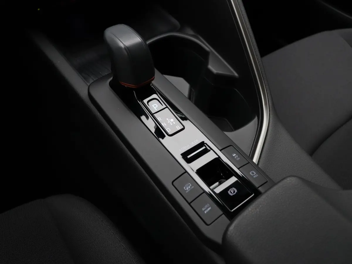 2.0 Plug-in Hybrid 220 First Edition | Stoel- en stuurwielverwarming | Voorruitverwarming | Keyless Entry | All Season Banden |