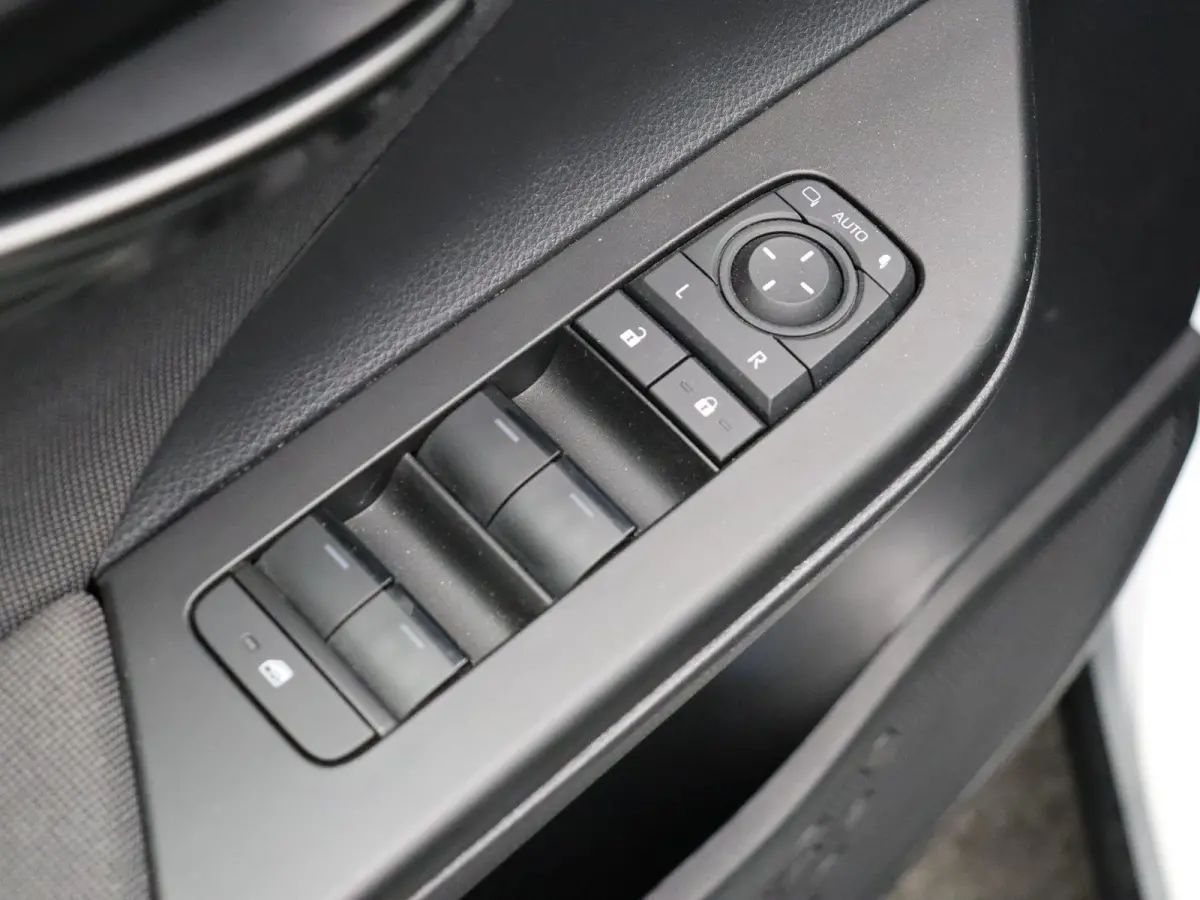 2.0 Plug-in Hybrid 220 First Edition | Stoel- en stuurwielverwarming | Voorruitverwarming | Keyless Entry | All Season Banden |