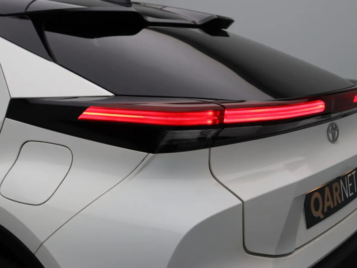 2.0 Plug-in Hybrid 220 First Edition | Stoel- en stuurwielverwarming | Voorruitverwarming | Keyless Entry | All Season Banden |