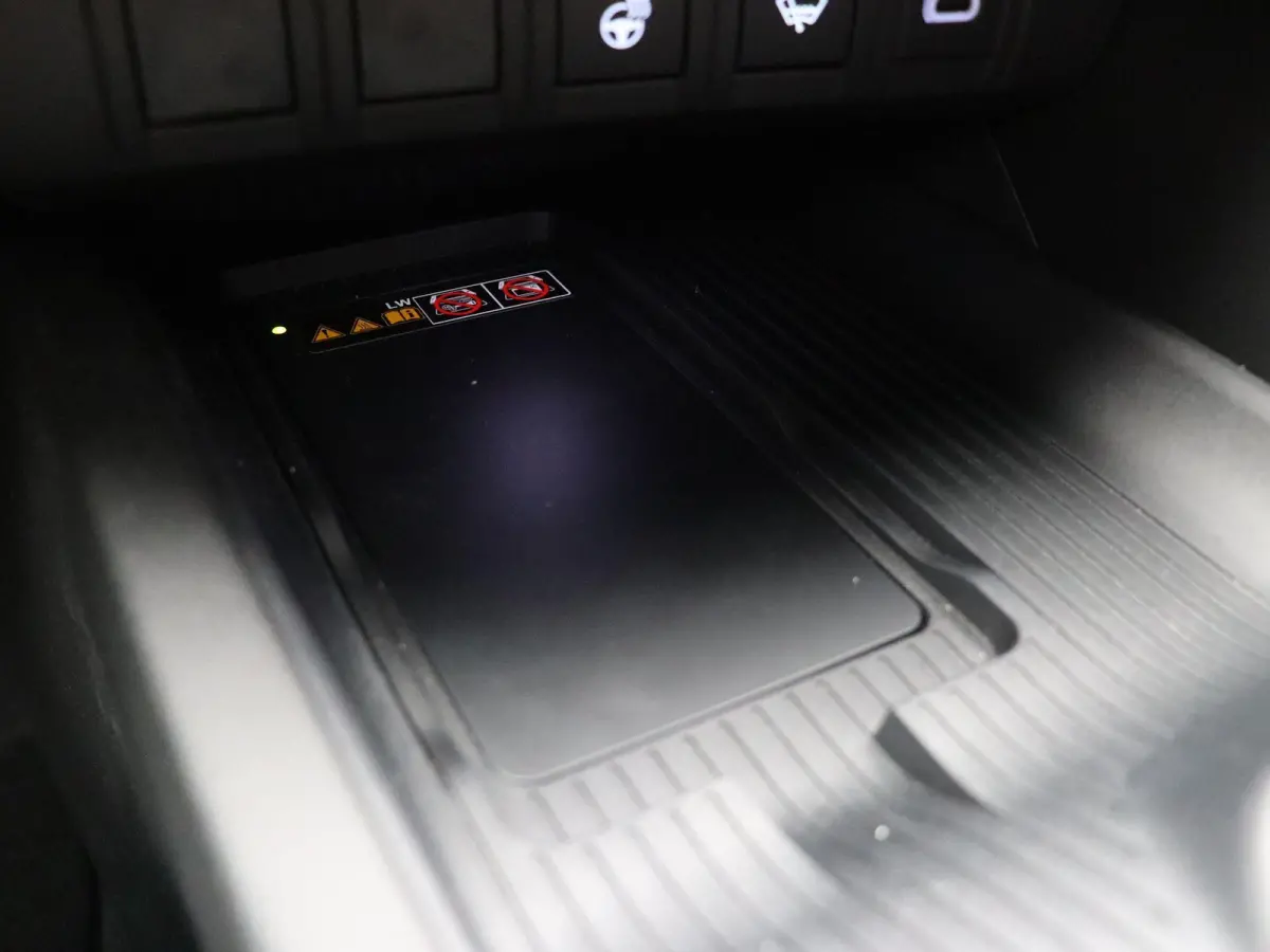 2.0 Plug-in Hybrid 220 First Edition | Stoel- en stuurwielverwarming | Voorruitverwarming | Keyless Entry | All Season Banden |