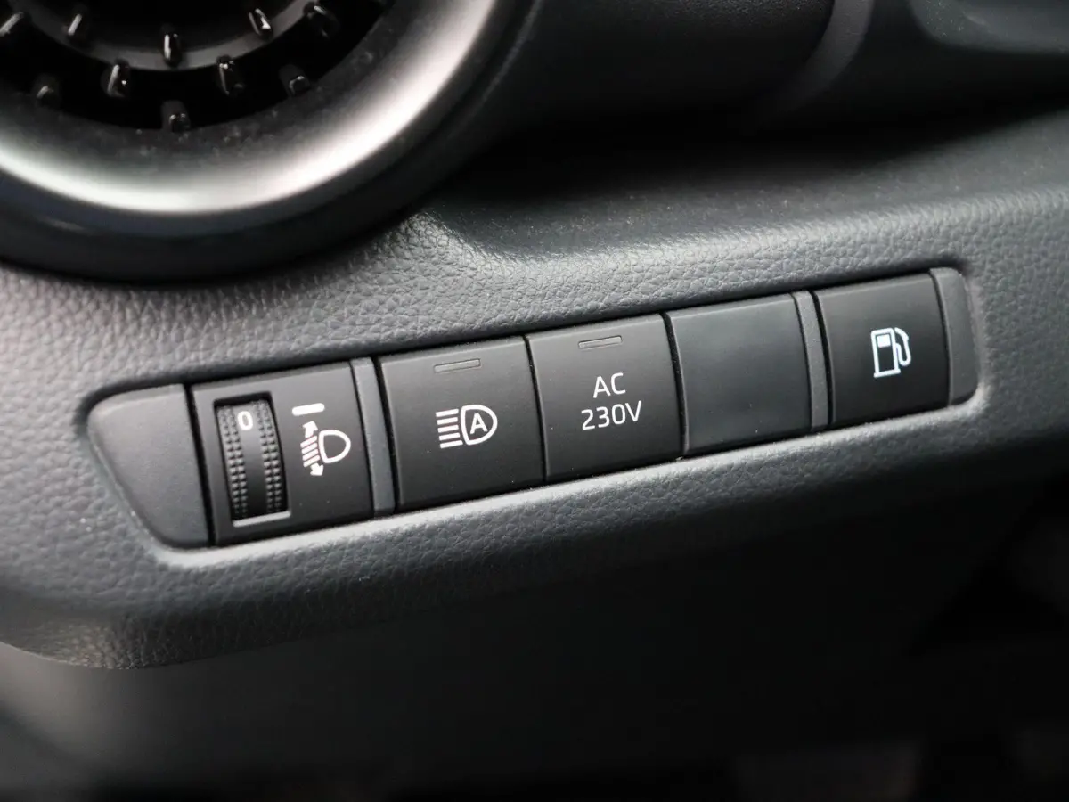 2.0 Plug-in Hybrid 220 First Edition | Stoel- en stuurwielverwarming | Voorruitverwarming | Keyless Entry | All Season Banden |