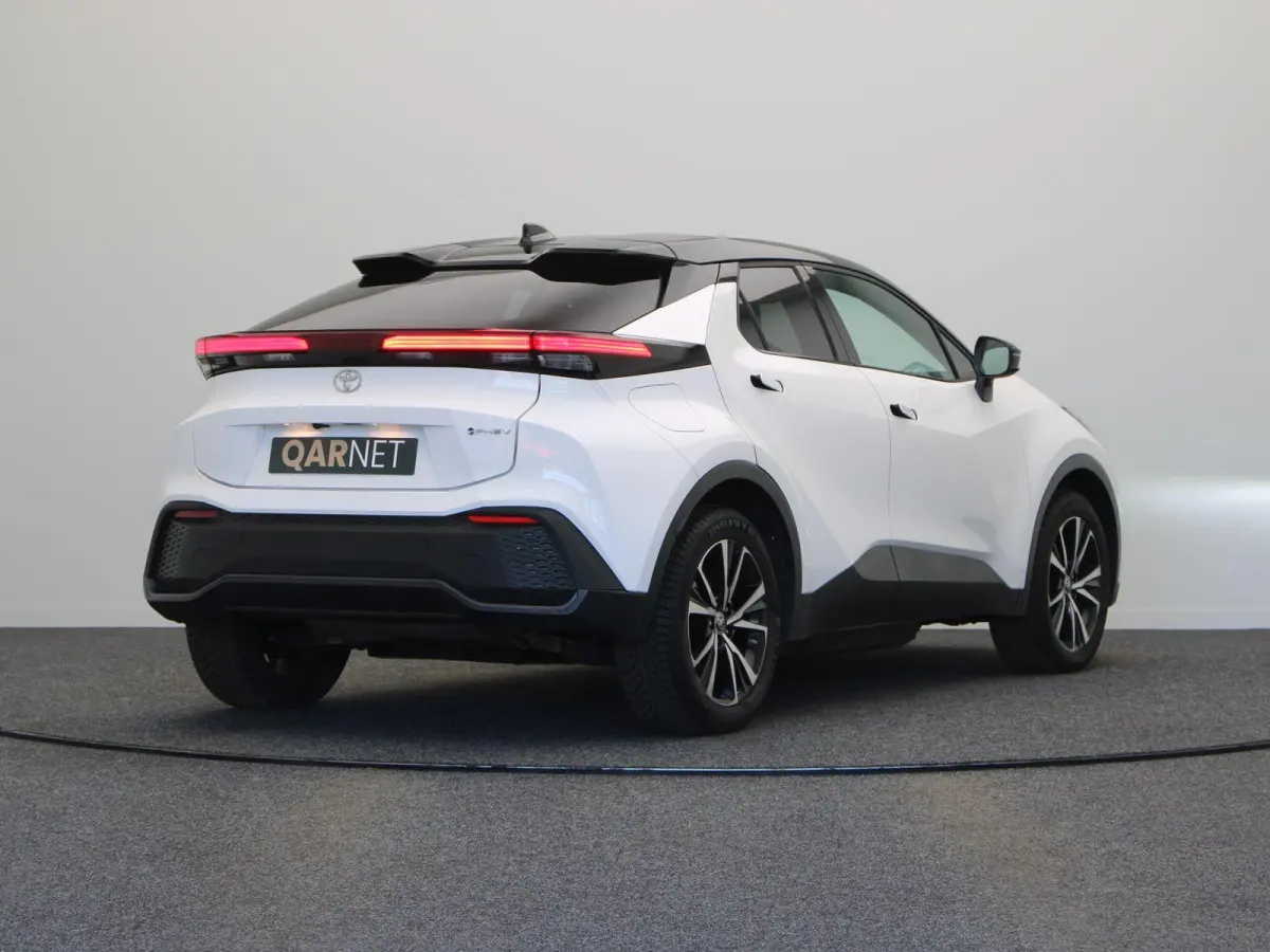 2.0 Plug-in Hybrid 220 First Edition | Stoel- en stuurwielverwarming | Voorruitverwarming | Keyless Entry | All Season Banden |