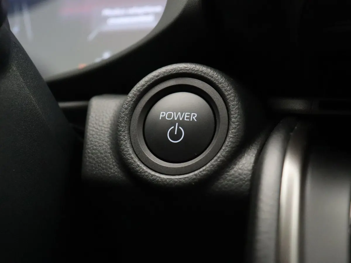 2.0 Plug-in Hybrid 220 First Edition | Stoel- en stuurwielverwarming | Voorruitverwarming | Keyless Entry | All Season Banden |