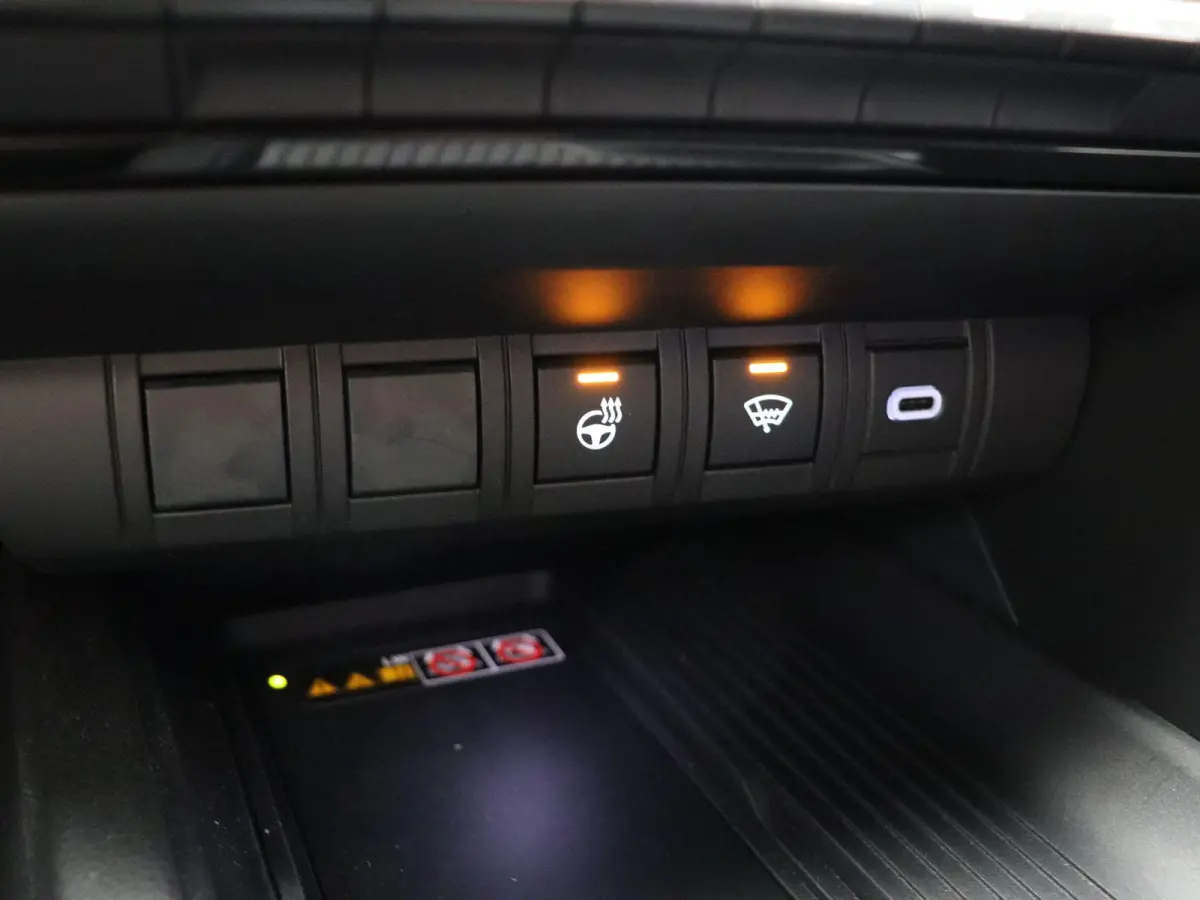 2.0 Plug-in Hybrid 220 First Edition | Stoel- en stuurwielverwarming | Voorruitverwarming | Keyless Entry | All Season Banden |