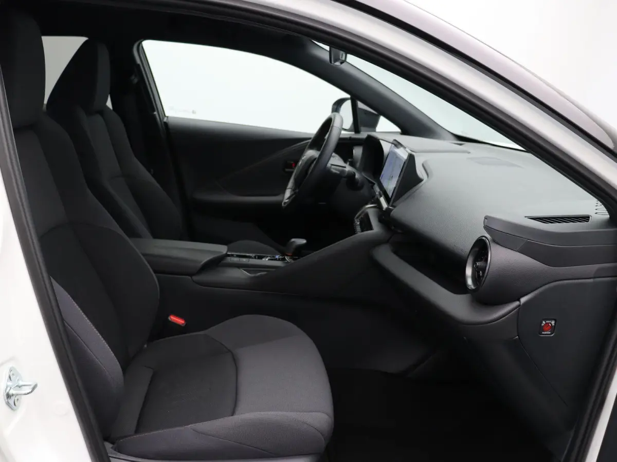 2.0 Plug-in Hybrid 220 First Edition | Stoel- en stuurwielverwarming | Voorruitverwarming | Keyless Entry | All Season Banden |