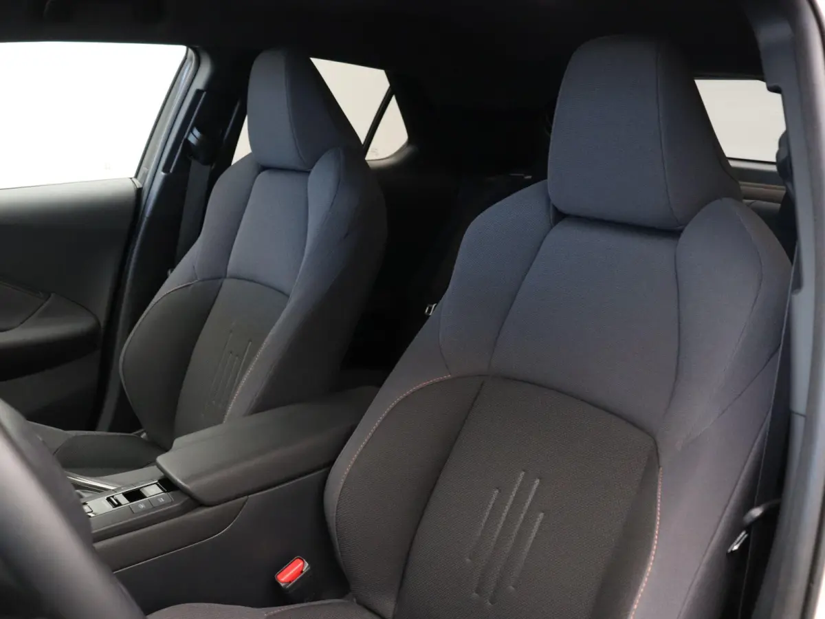 2.0 Plug-in Hybrid 220 First Edition | Stoel- en stuurwielverwarming | Voorruitverwarming | Keyless Entry | All Season Banden |