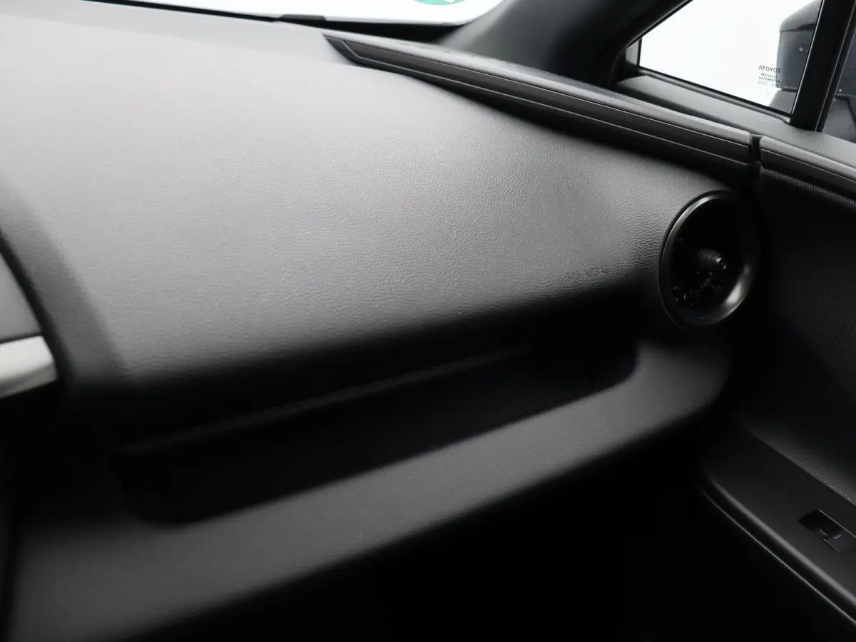 2.0 Plug-in Hybrid 220 First Edition | Stoel- en stuurwielverwarming | Voorruitverwarming | Keyless Entry | All Season Banden |