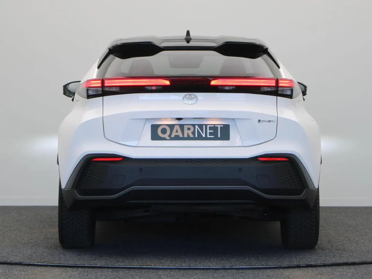2.0 Plug-in Hybrid 220 First Edition | Stoel- en stuurwielverwarming | Voorruitverwarming | Keyless Entry | All Season Banden |