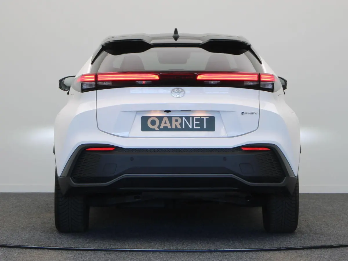 2.0 Plug-in Hybrid 220 First Edition | Stoelverwarming | PHEV | Keyless Entry | All Season Banden |
