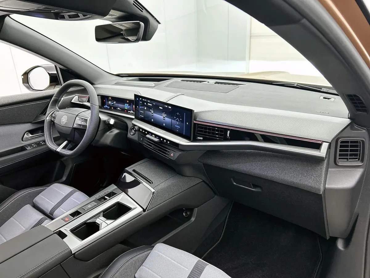 1.6 Plug-in-Hybrid GS 195pk Automaat | 8 JAAR GARANTIE | Schuif-/Kanteldak | Technoloy pakket | 360 Camera | Head-Up Display | Matrix-LED |