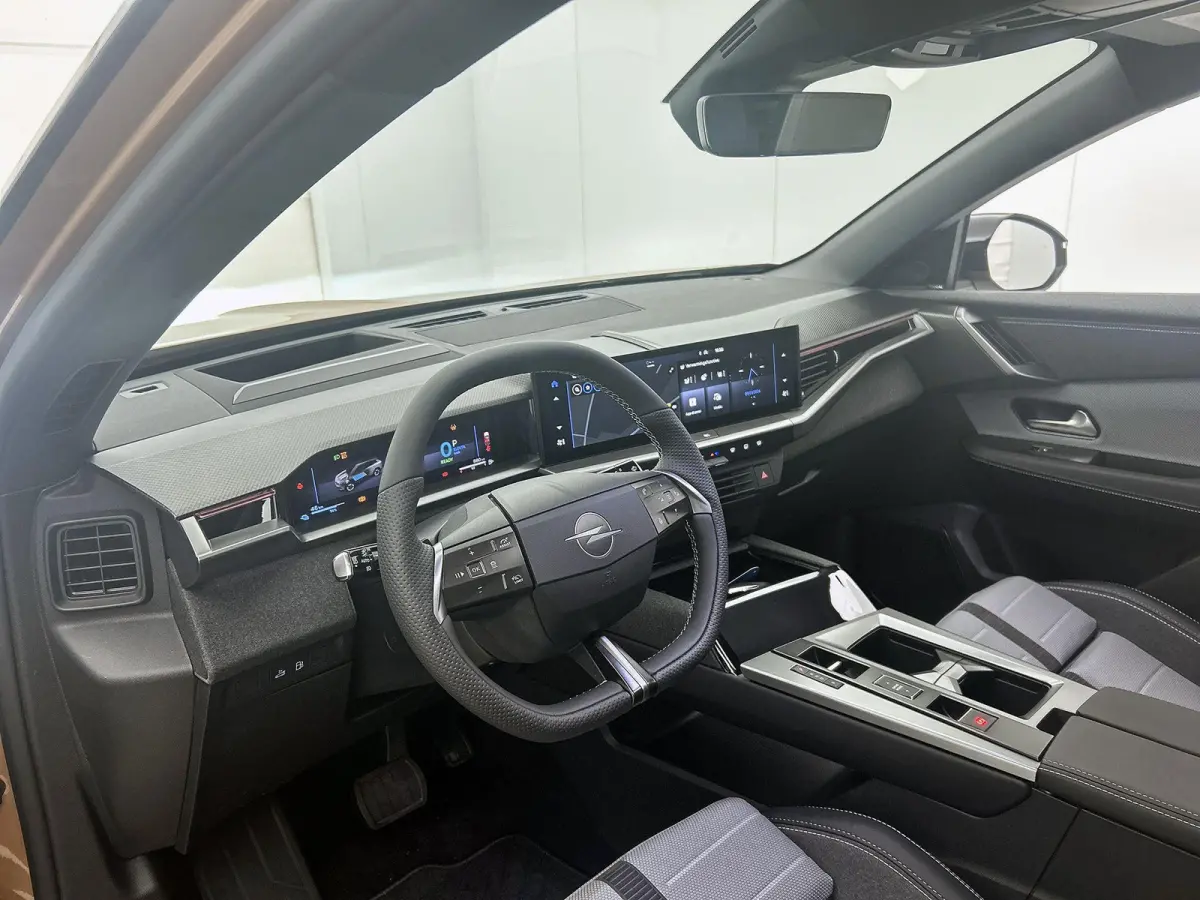 1.6 Plug-in-Hybrid GS 195pk Automaat | 8 JAAR GARANTIE | Schuif-/Kanteldak | Technoloy pakket | 360 Camera | Head-Up Display | Matrix-LED |