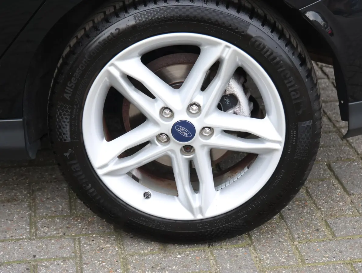 1.0 Titanium Navigatie | Airco | Lage KM | Dealer onderhouden | Trekhaak | Apple Carplay & Android Auto | All-season