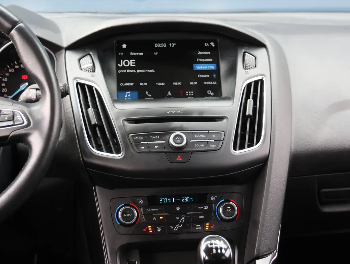 1.0 Titanium Navigatie | Airco | Lage KM | Dealer onderhouden | Trekhaak | Apple Carplay & Android Auto | All-season
