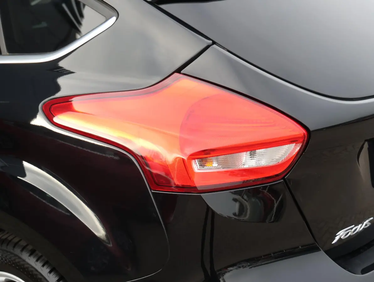 1.0 Titanium Navigatie | Airco | Lage KM | Dealer onderhouden | Trekhaak | Apple Carplay & Android Auto | All-season