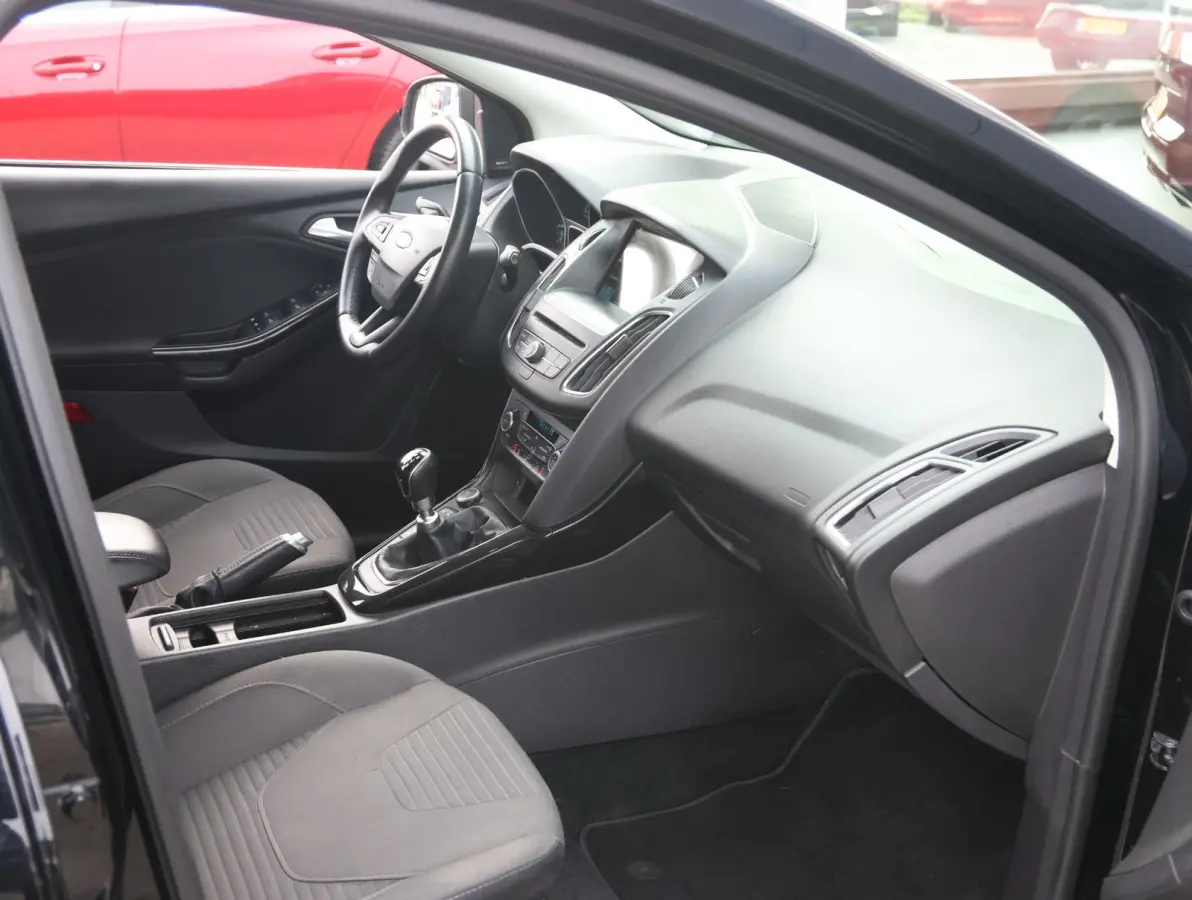 1.0 Titanium Navigatie | Airco | Lage KM | Dealer onderhouden | Trekhaak | Apple Carplay & Android Auto | All-season