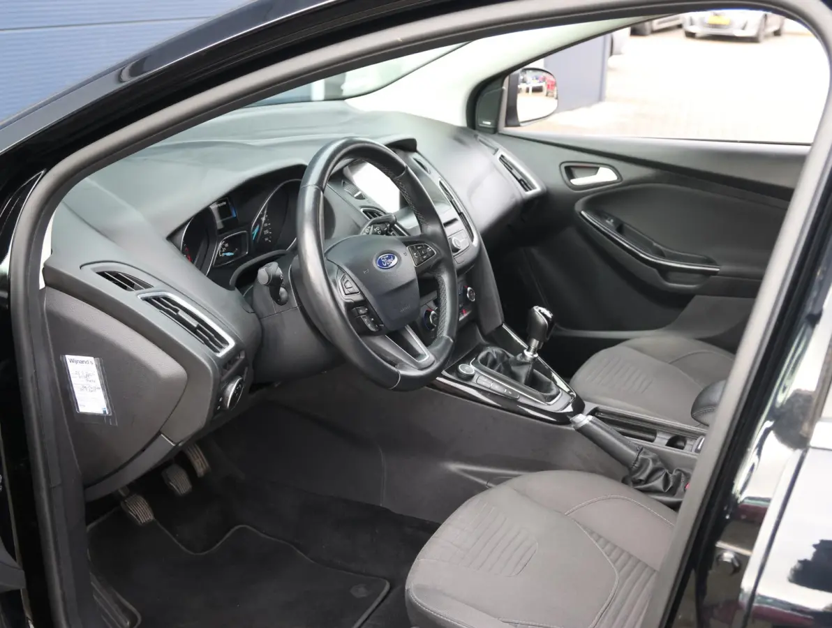 1.0 Titanium Navigatie | Airco | Lage KM | Dealer onderhouden | Trekhaak | Apple Carplay & Android Auto | All-season