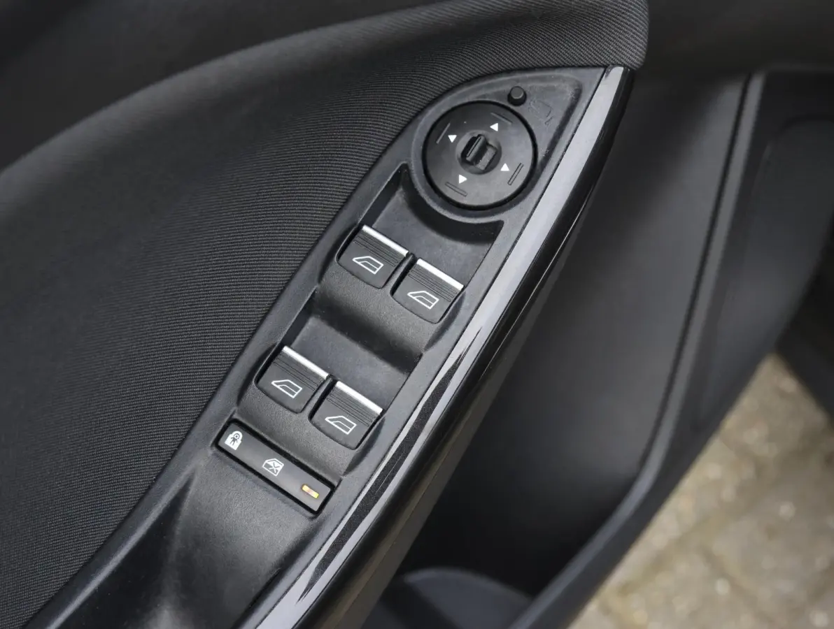 1.0 Titanium Navigatie | Airco | Lage KM | Dealer onderhouden | Trekhaak | Apple Carplay & Android Auto | All-season