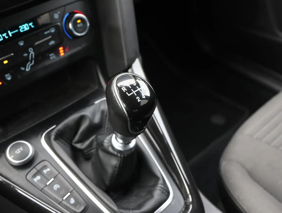 1.0 Titanium Navigatie | Airco | Lage KM | Dealer onderhouden | Trekhaak | Apple Carplay & Android Auto | All-season