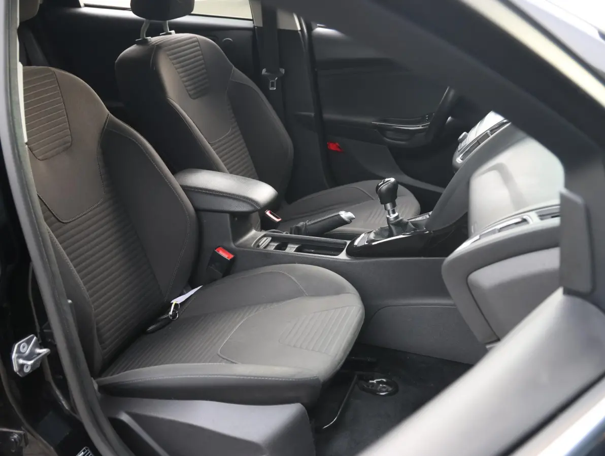 1.0 Titanium Navigatie | Airco | Lage KM | Dealer onderhouden | Trekhaak | Apple Carplay & Android Auto | All-season