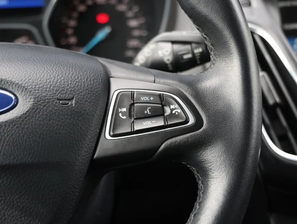 1.0 Titanium Navigatie | Airco | Lage KM | Dealer onderhouden | Trekhaak | Apple Carplay & Android Auto | All-season