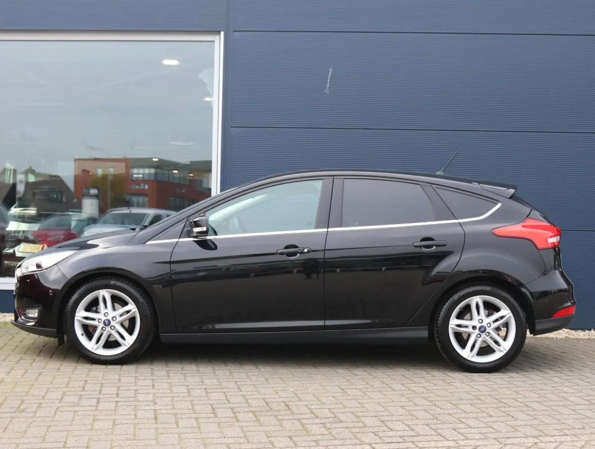1.0 Titanium Navigatie | Airco | Lage KM | Dealer onderhouden | Trekhaak | Apple Carplay & Android Auto | All-season