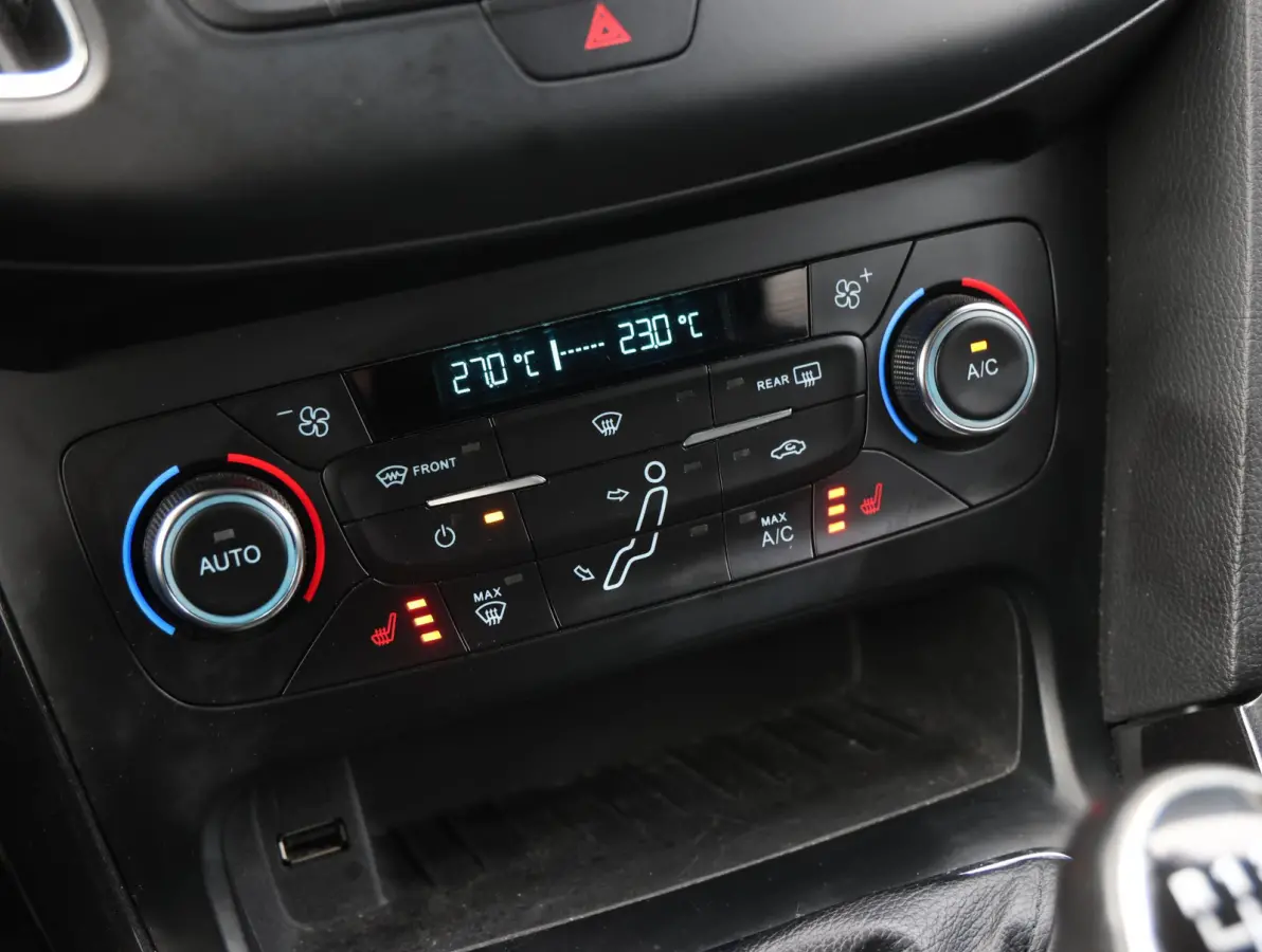 1.0 Titanium Navigatie | Airco | Lage KM | Dealer onderhouden | Trekhaak | Apple Carplay & Android Auto | All-season