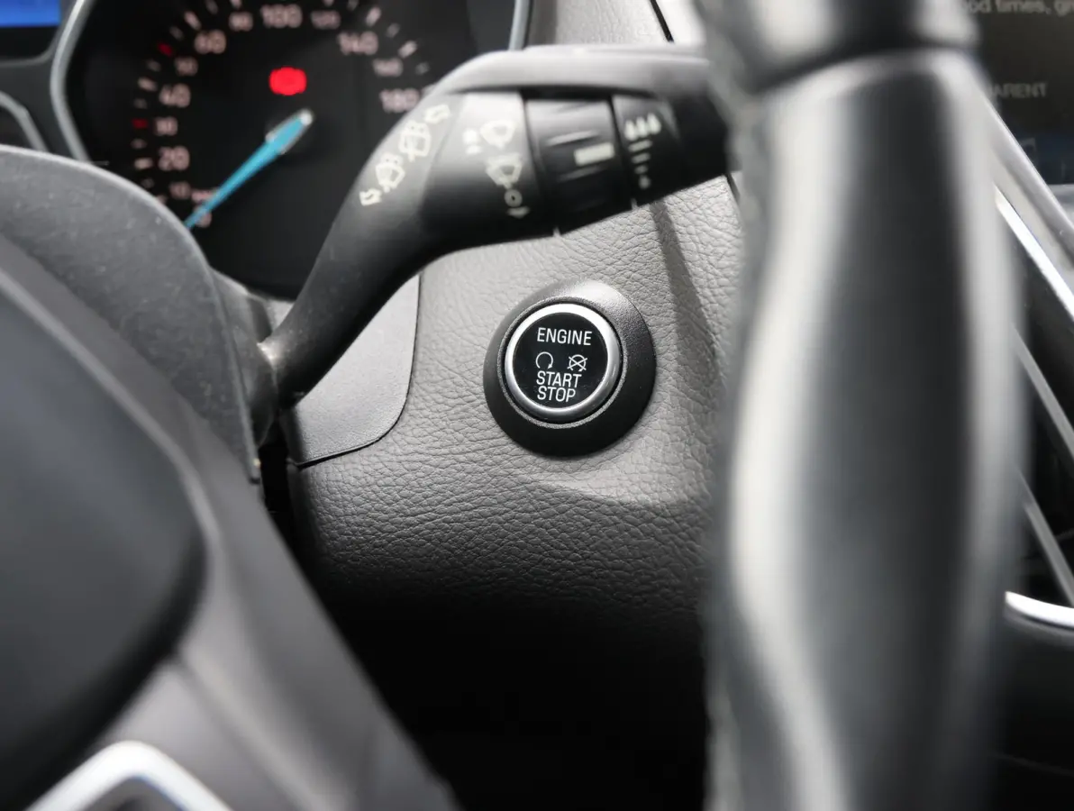 1.0 Titanium Navigatie | Airco | Lage KM | Dealer onderhouden | Trekhaak | Apple Carplay & Android Auto | All-season