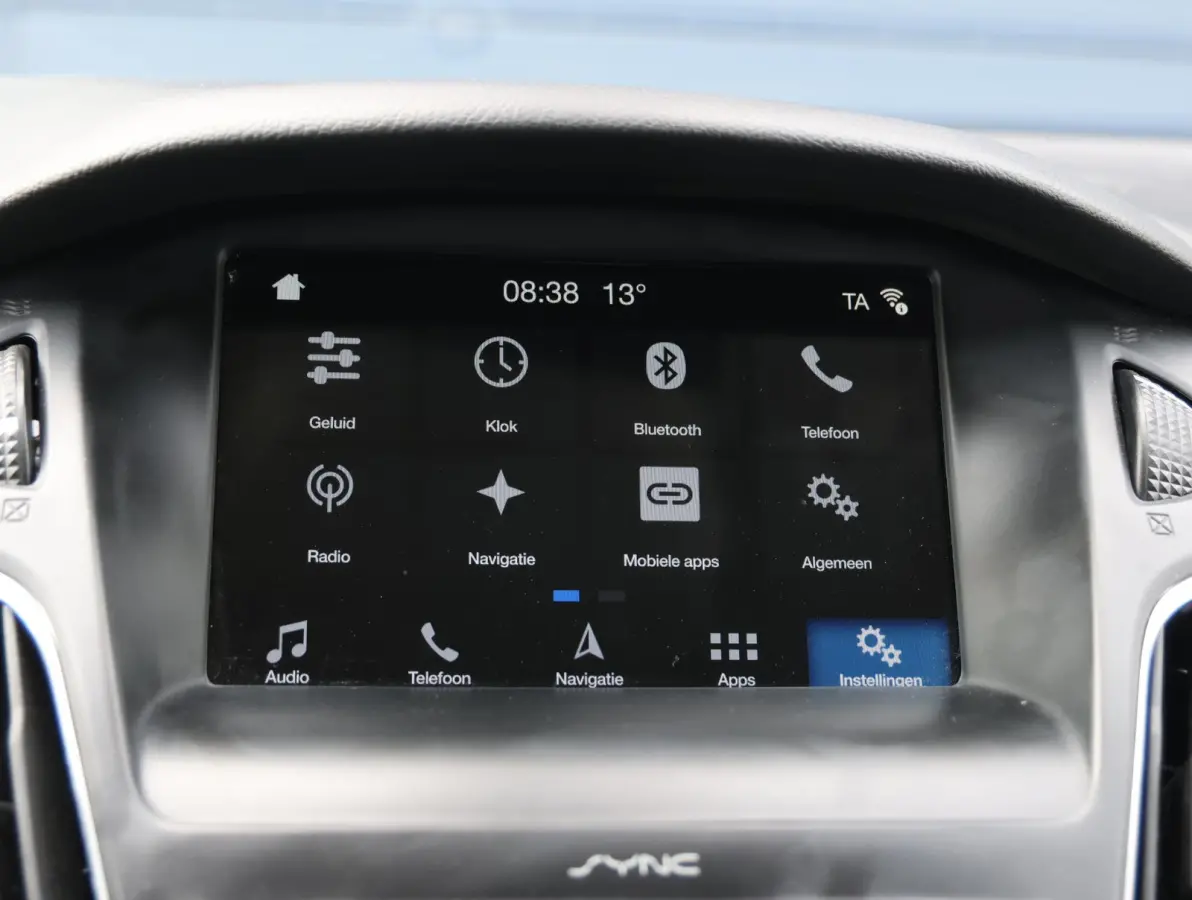 1.0 Titanium Navigatie | Airco | Lage KM | Dealer onderhouden | Trekhaak | Apple Carplay & Android Auto | All-season