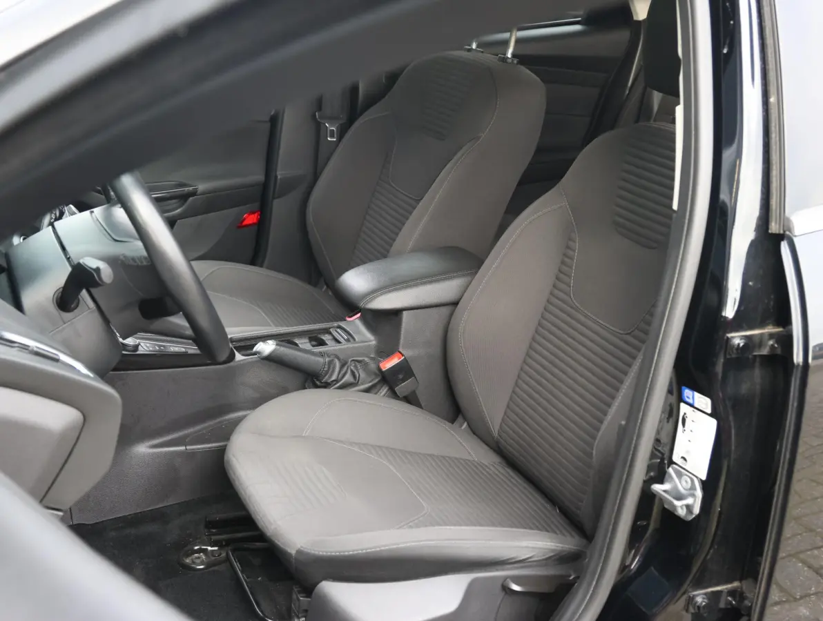 1.0 Titanium Navigatie | Airco | Lage KM | Dealer onderhouden | Trekhaak | Apple Carplay & Android Auto | All-season