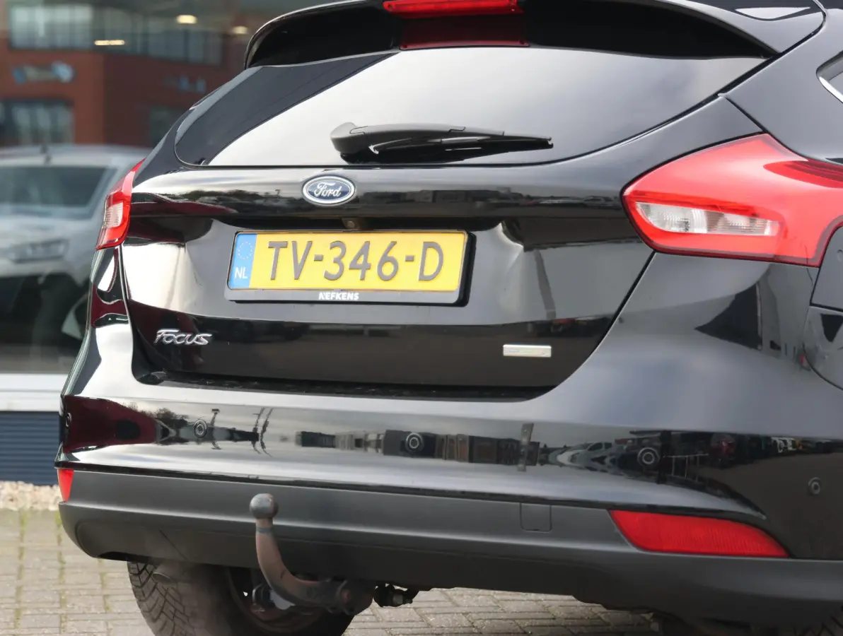 1.0 Titanium Navigatie | Airco | Lage KM | Dealer onderhouden | Trekhaak | Apple Carplay & Android Auto | All-season