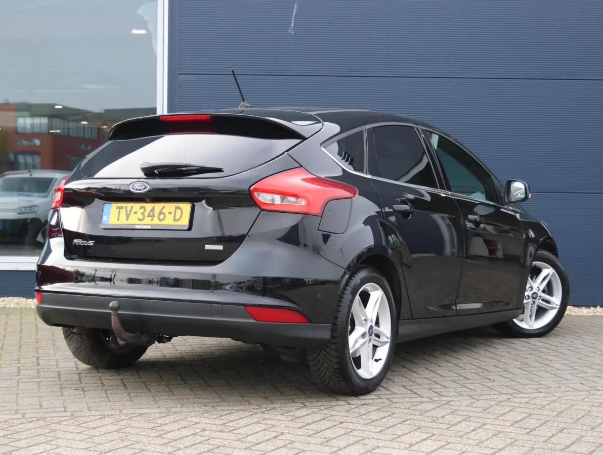 1.0 Titanium Navigatie | Airco | Lage KM | Dealer onderhouden | Trekhaak | Apple Carplay & Android Auto | All-season