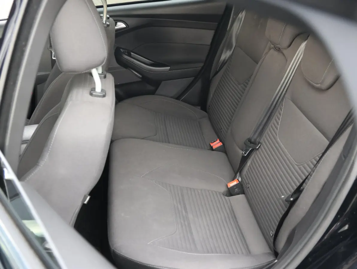 1.0 Titanium Navigatie | Airco | Lage KM | Dealer onderhouden | Trekhaak | Apple Carplay & Android Auto | All-season