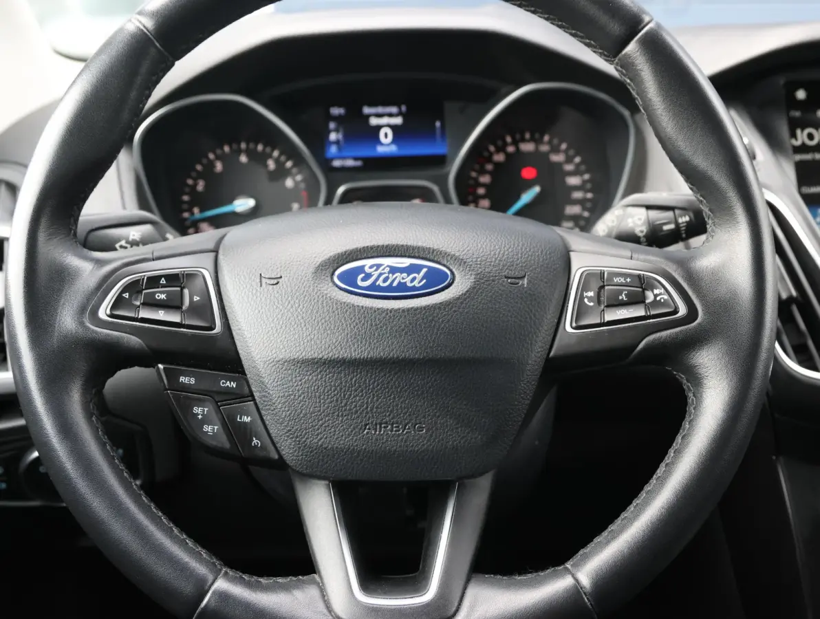 1.0 Titanium Navigatie | Airco | Lage KM | Dealer onderhouden | Trekhaak | Apple Carplay & Android Auto | All-season