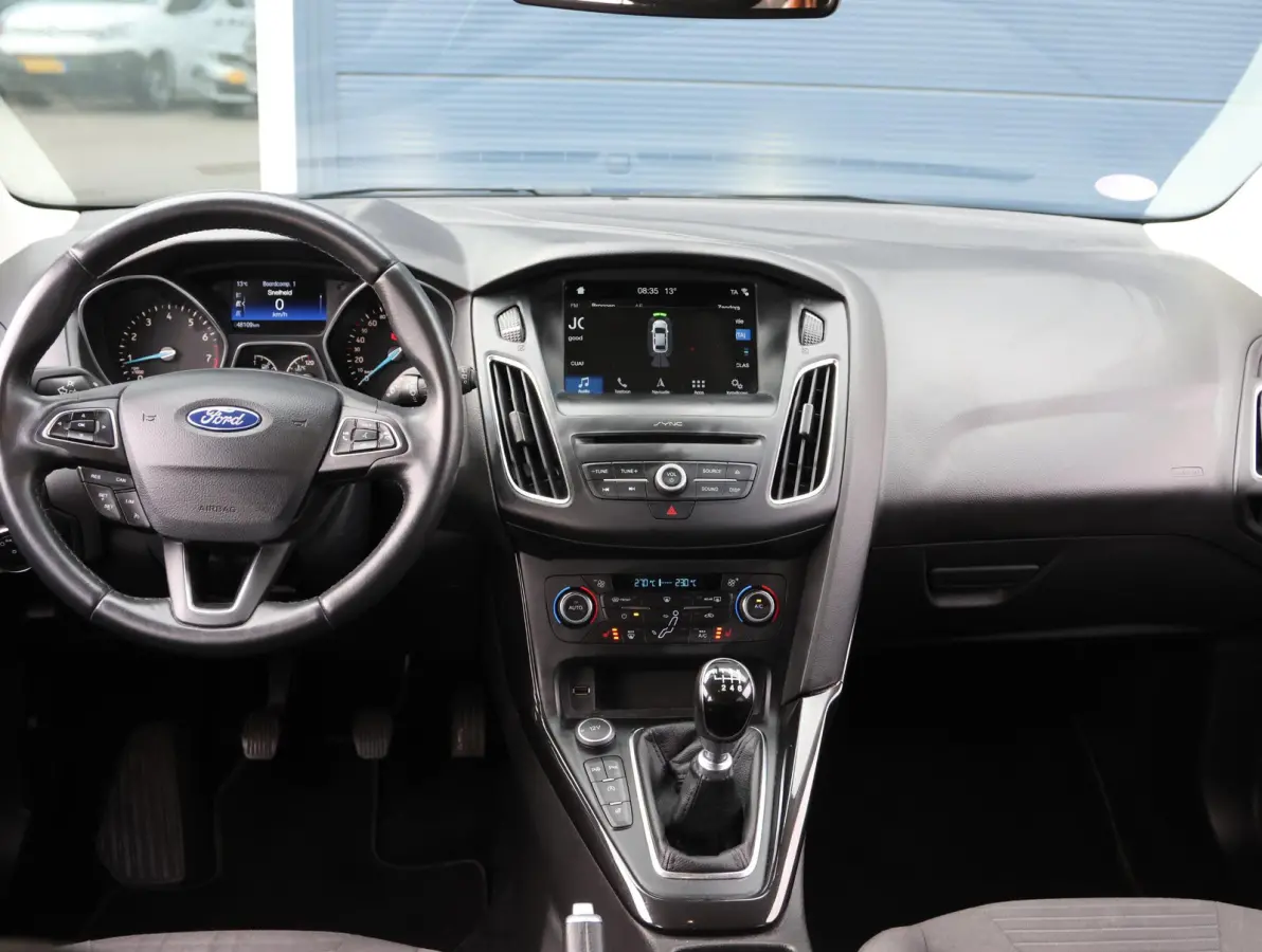 1.0 Titanium Navigatie | Airco | Lage KM | Dealer onderhouden | Trekhaak | Apple Carplay & Android Auto | All-season