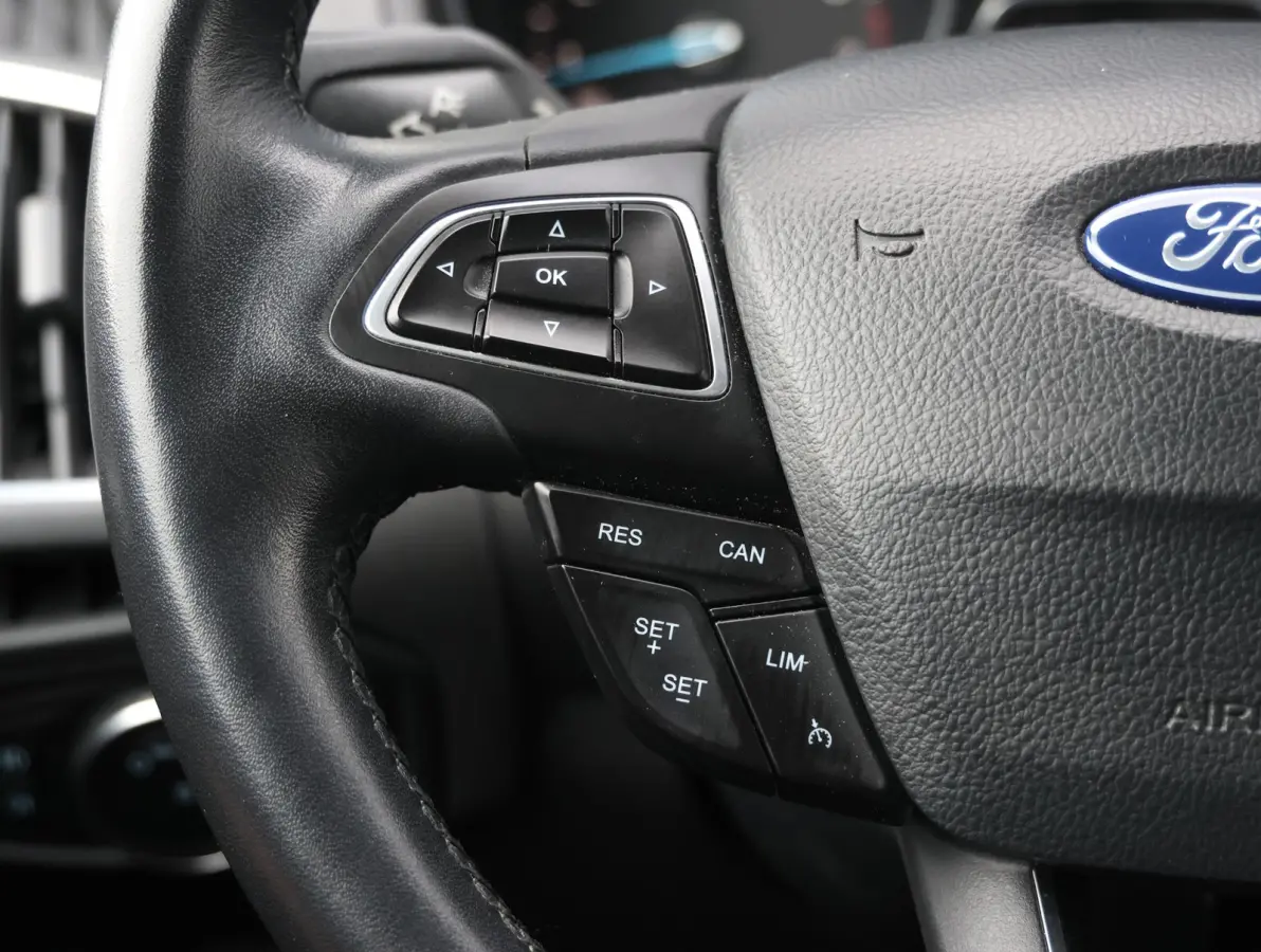 1.0 Titanium Navigatie | Airco | Lage KM | Dealer onderhouden | Trekhaak | Apple Carplay & Android Auto | All-season