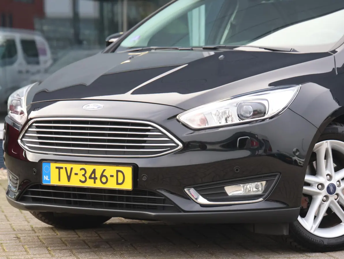 1.0 Titanium Navigatie | Airco | Lage KM | Dealer onderhouden | Trekhaak | Apple Carplay & Android Auto | All-season