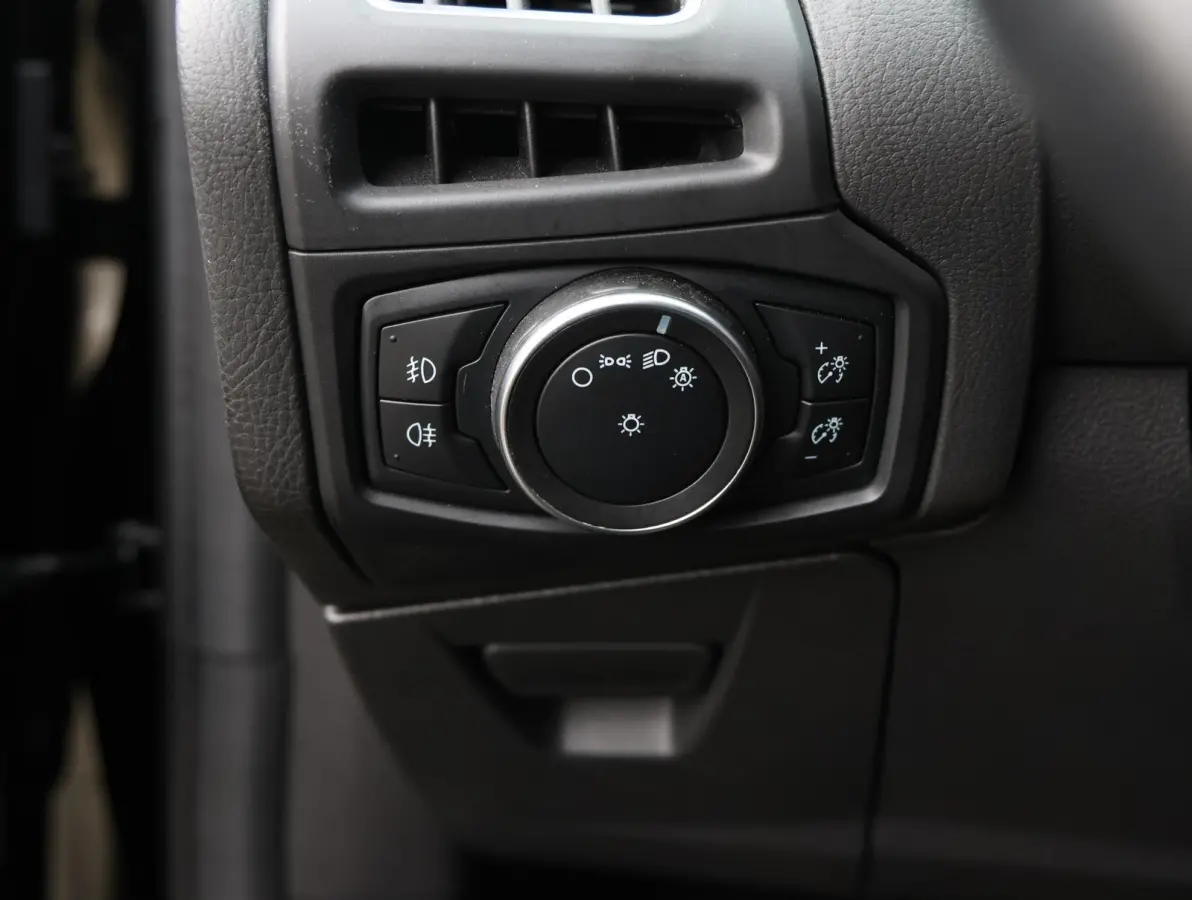 1.0 Titanium Navigatie | Airco | Lage KM | Dealer onderhouden | Trekhaak | Apple Carplay & Android Auto | All-season