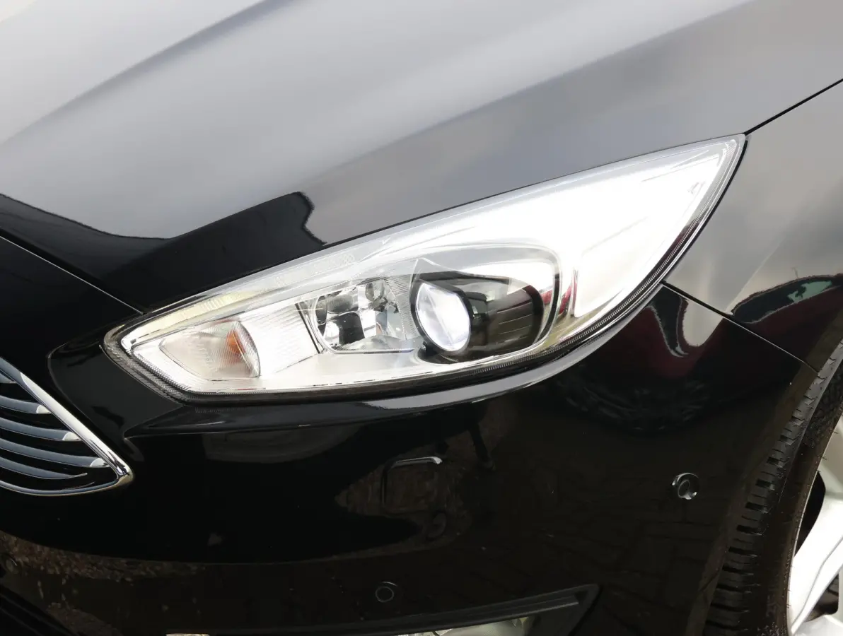 1.0 Titanium Navigatie | Airco | Lage KM | Dealer onderhouden | Trekhaak | Apple Carplay & Android Auto | All-season