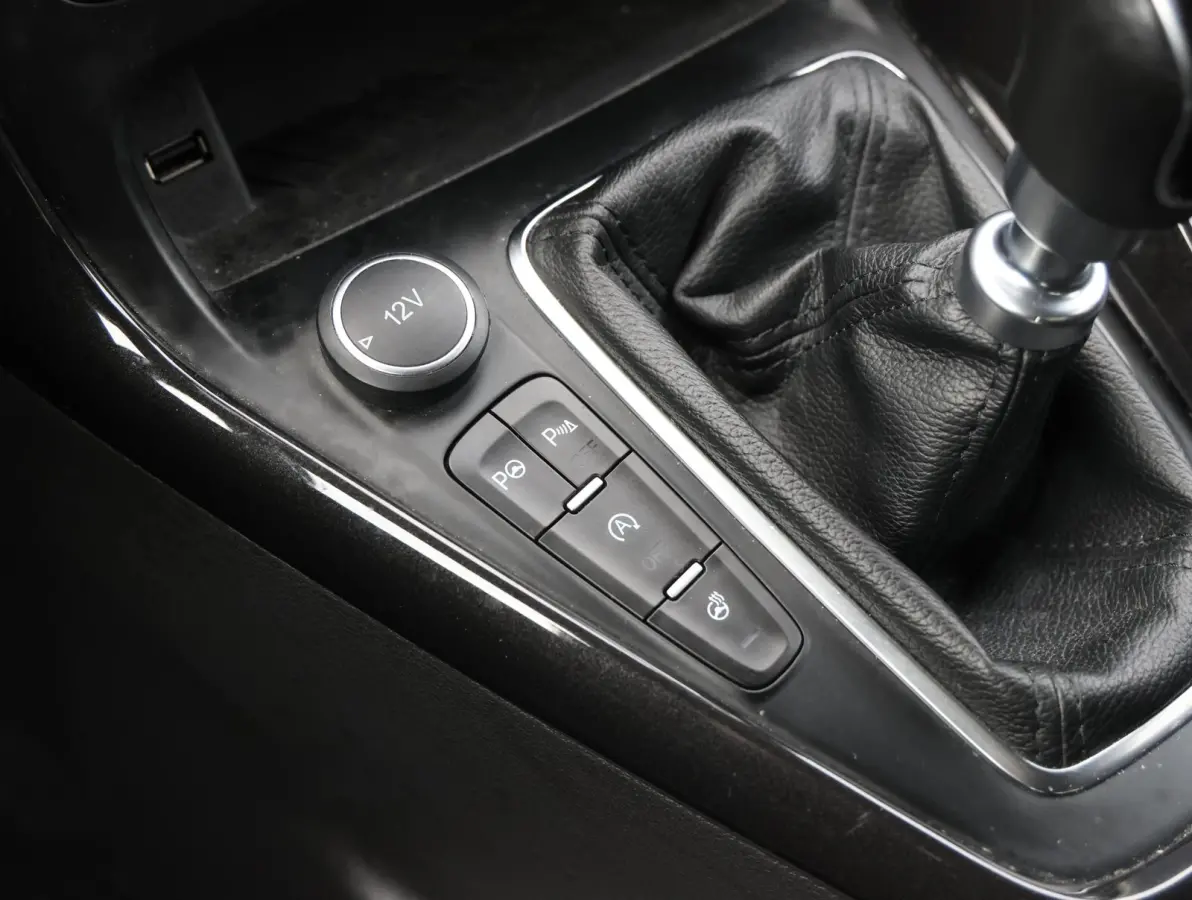 1.0 Titanium Navigatie | Airco | Lage KM | Dealer onderhouden | Trekhaak | Apple Carplay & Android Auto | All-season