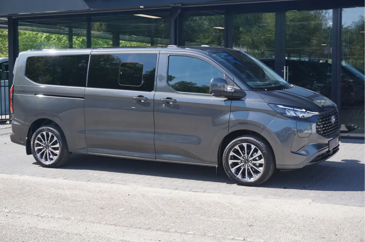 Tourneo 340L 2.5 PHEV 233PK Titanium X PRIJS INCL. BPM Luxe 8 Zits, Leder, 19" LM, B&O, Elek. Schuifeur, Pano, Trekhaak!! NR. TR6