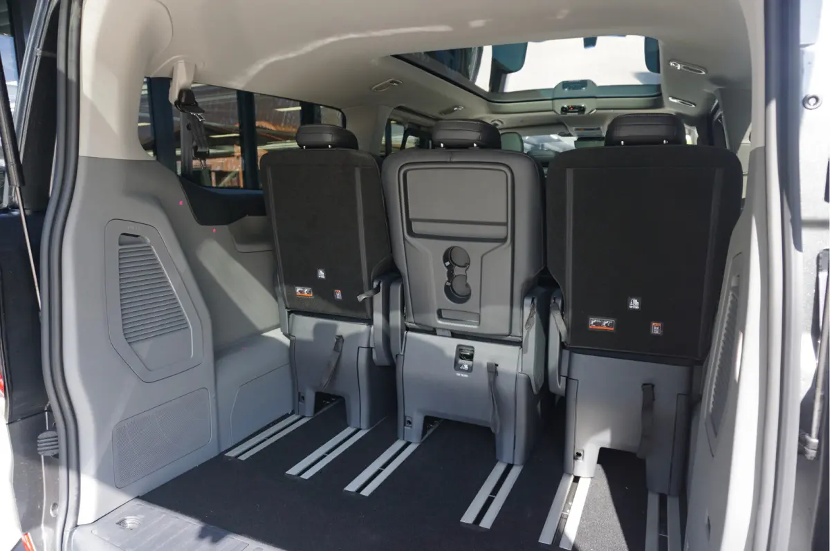 Tourneo 340L 2.5 PHEV 233PK Titanium X PRIJS INCL. BPM Luxe 8 Zits, Leder, 19" LM, B&O, Elek. Schuifeur, Pano, Trekhaak!! NR. TR6