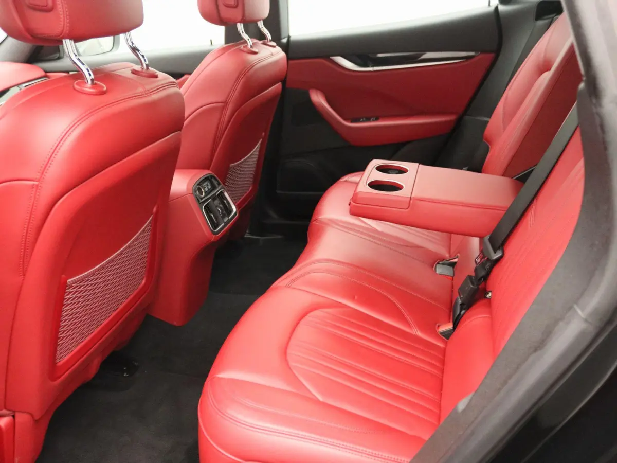 3.0 V6 S AWD GranLusso | Panorama dak | Premium audio | Luchtvering |