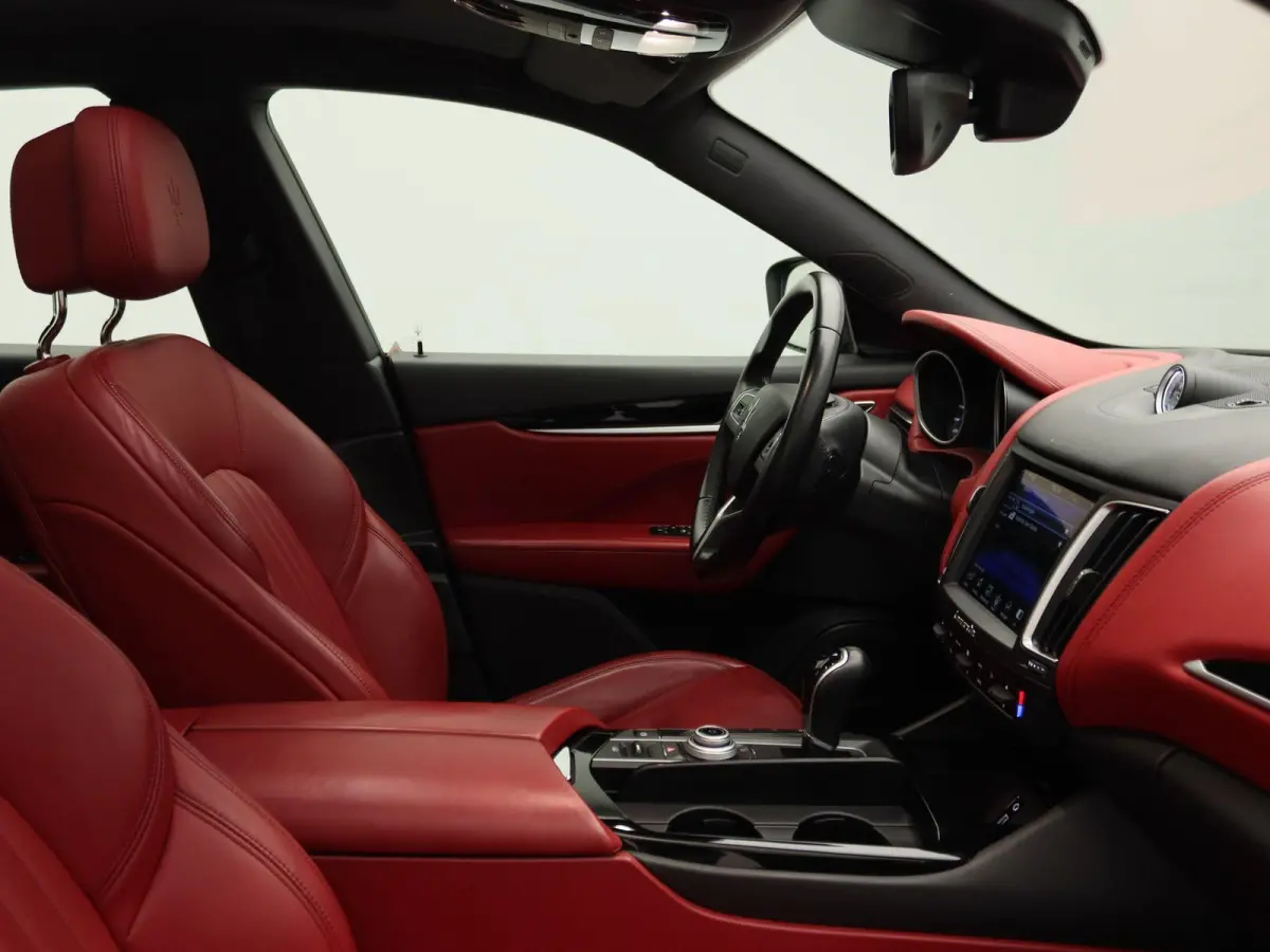 3.0 V6 S AWD GranLusso | Panorama dak | Premium audio | Luchtvering |